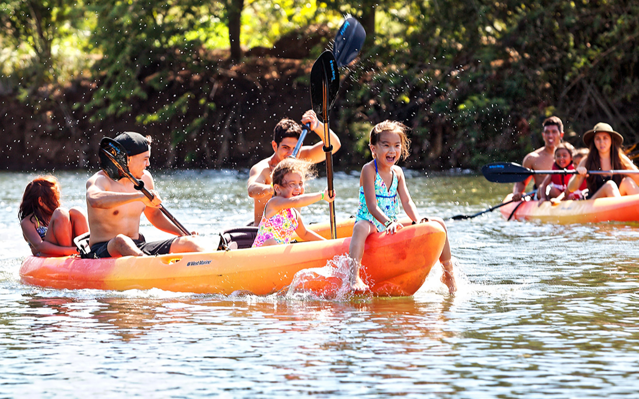 在寧靜的水域上享受立槳衝浪的樂趣,同時欣賞 Tsue 01 令人驚嘆的美景。 在寧靜的水域上享受立槳衝浪的樂趣,同時欣賞 Tsue 01 令人驚嘆的美景。