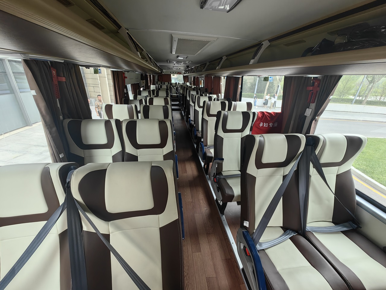 大巴車內整潔乾淨，空間寬敞舒適，確保每位旅客均享有固定座位與充足的腿部伸展空間，毫無擁擠感，讓您旅途無憂。