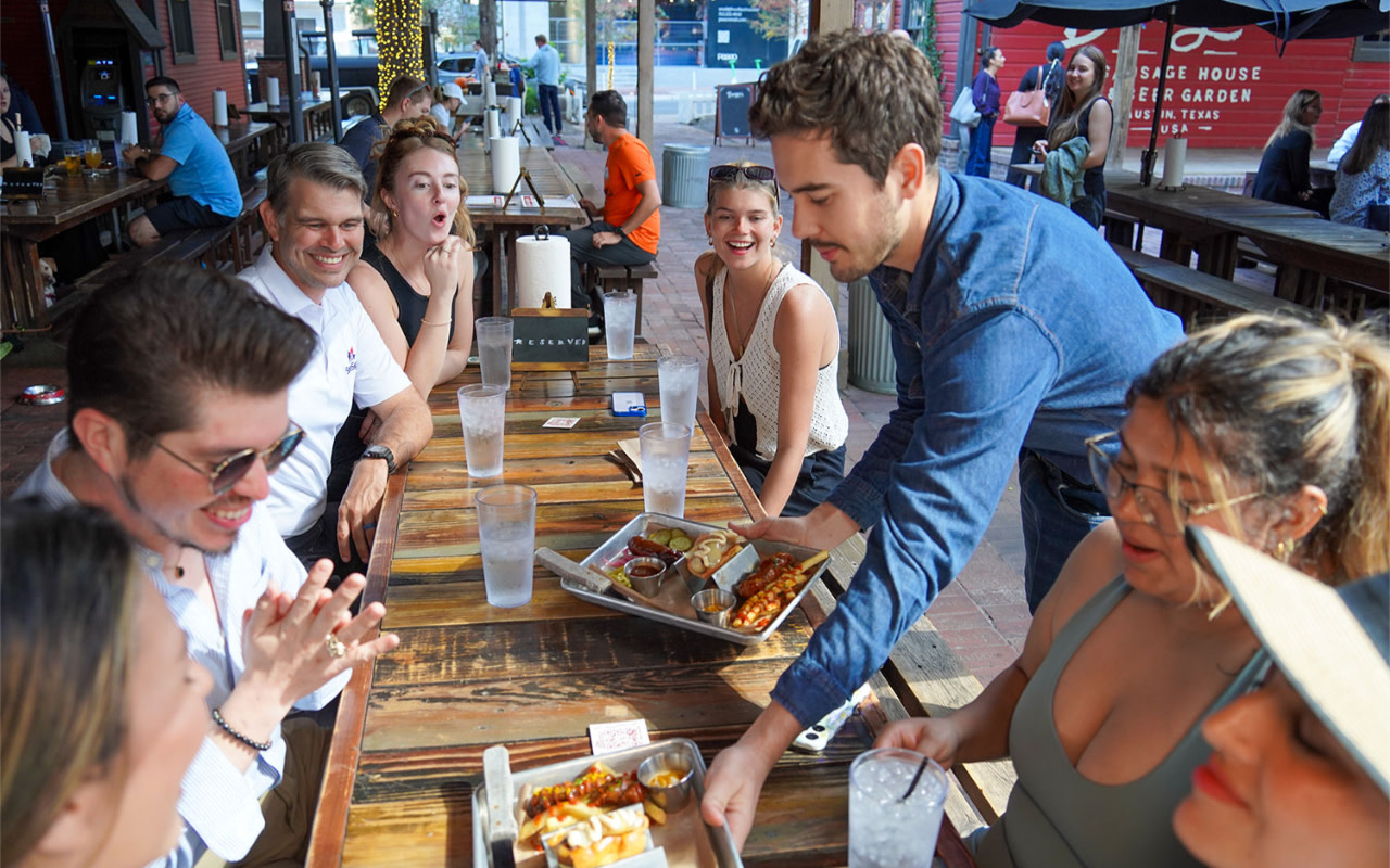 品嚐奧斯汀美味的燒烤，為我們精彩的小團市區導覽注入活力