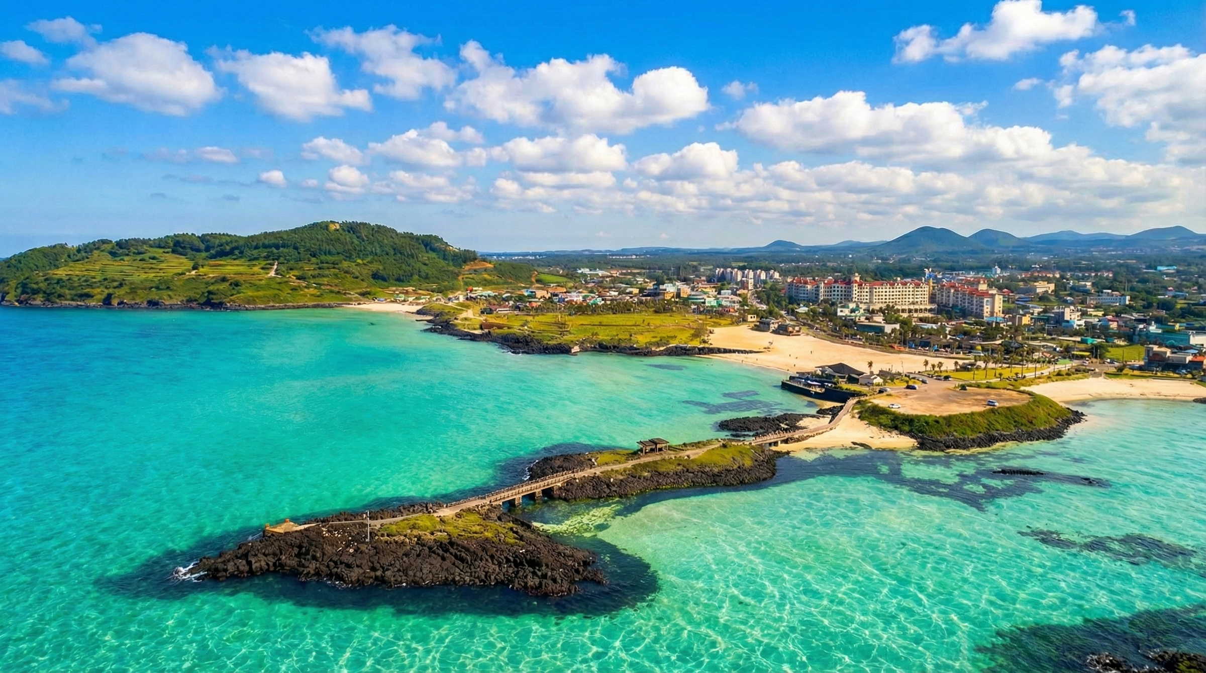 [📌公告] 咸德海水浴場行程將安排至 10月7日止，自 10月8日起將**改為造訪休愛里自然生態公園**。
咸德海水浴場是濟州島最受旅客喜愛的海岸景點之一，以熱帶風情的土耳其藍海與柔軟潔白的沙灘聞名——經常被美譽為
