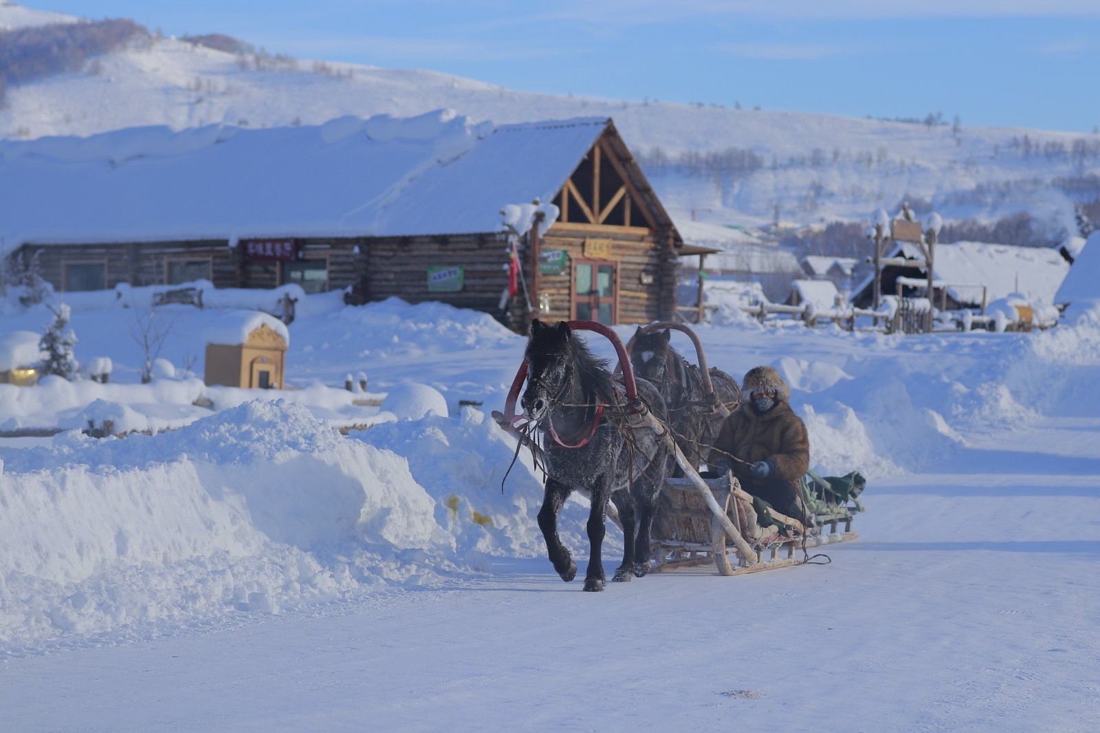 欣賞雪都風光,山峰、村落、森林被皚皚白雪覆蓋,美若仙境。 欣賞雪都風光,山峰、村落、森林被皚皚白雪覆蓋,美若仙境。