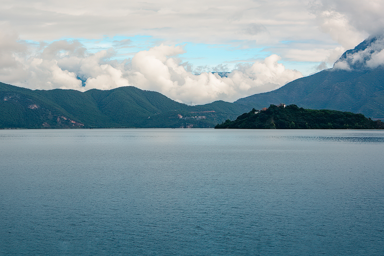 D3 Lugu Lake - Shangri-La Dukezong Ancient Town - Prayer Wheel - Shangri-La (270KM/6H)
🔸Experience: Walking into the Ancient Tea Horse Road Shangri-La Dukezong
🔸Today's reference hotel: Diqing Indigo Hotel/Shangri-La Arokhamba Nansoda Manor/Shangri-La Hot