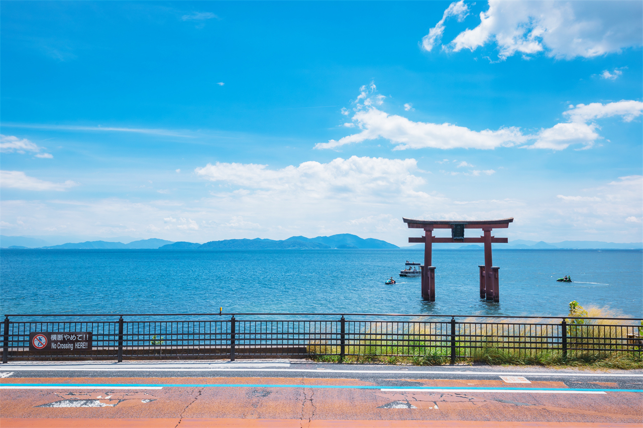 [Shiga In-depth Tour] Miho Museum or Omi Hachiman Ancient Street and Old Bamboo Forest or Hieisan Shrine and Lake Biwa Shirahige Shrine Water Torii (Roundtrip from Osaka / Kyoto)