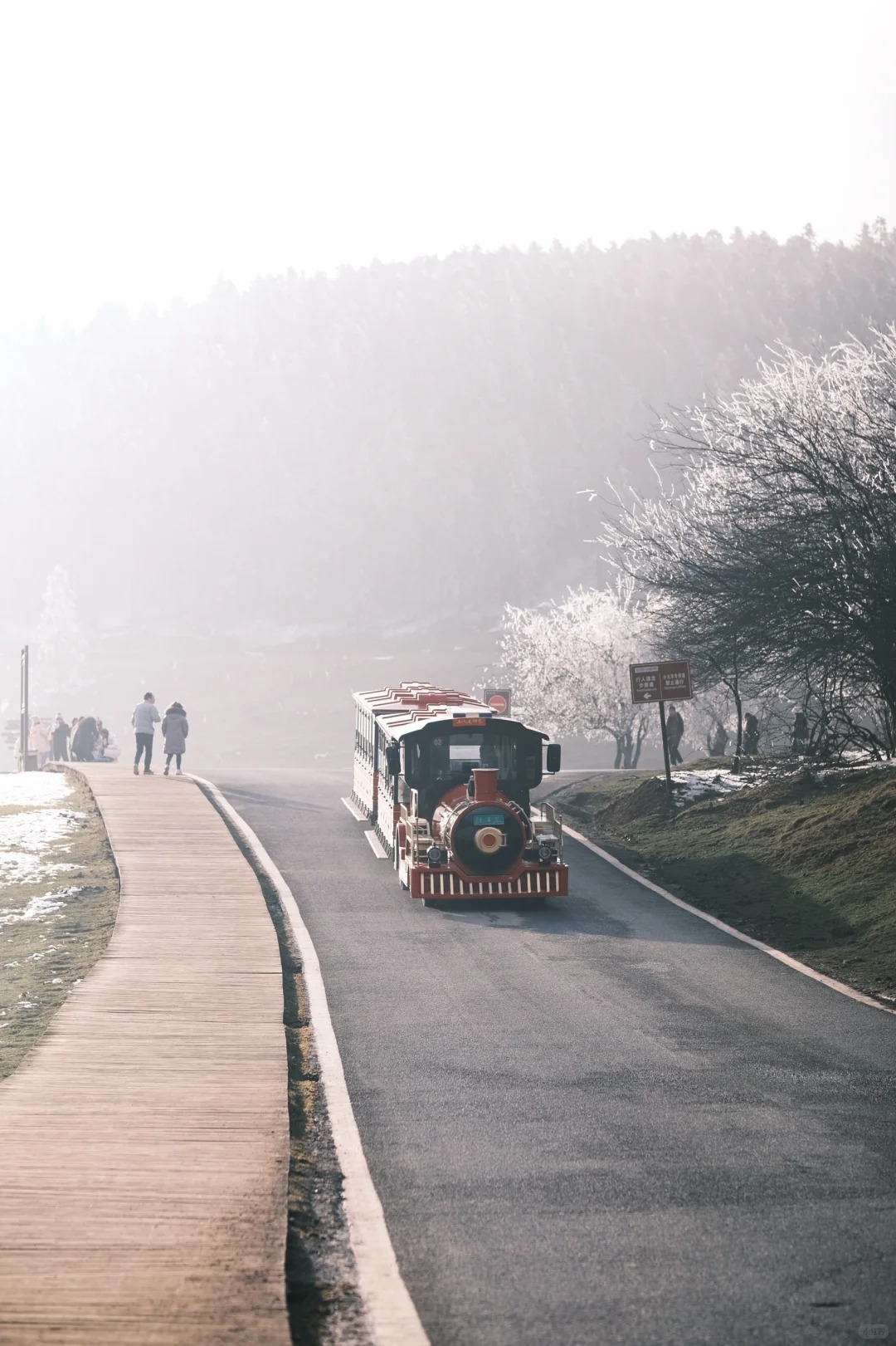 Take the Fairy Mountain train for a round trip, shuttle through the snow, and explore at your leisure. The train route offers beautiful scenery of Fairy Mountain, and the terminal station is the ski resort.