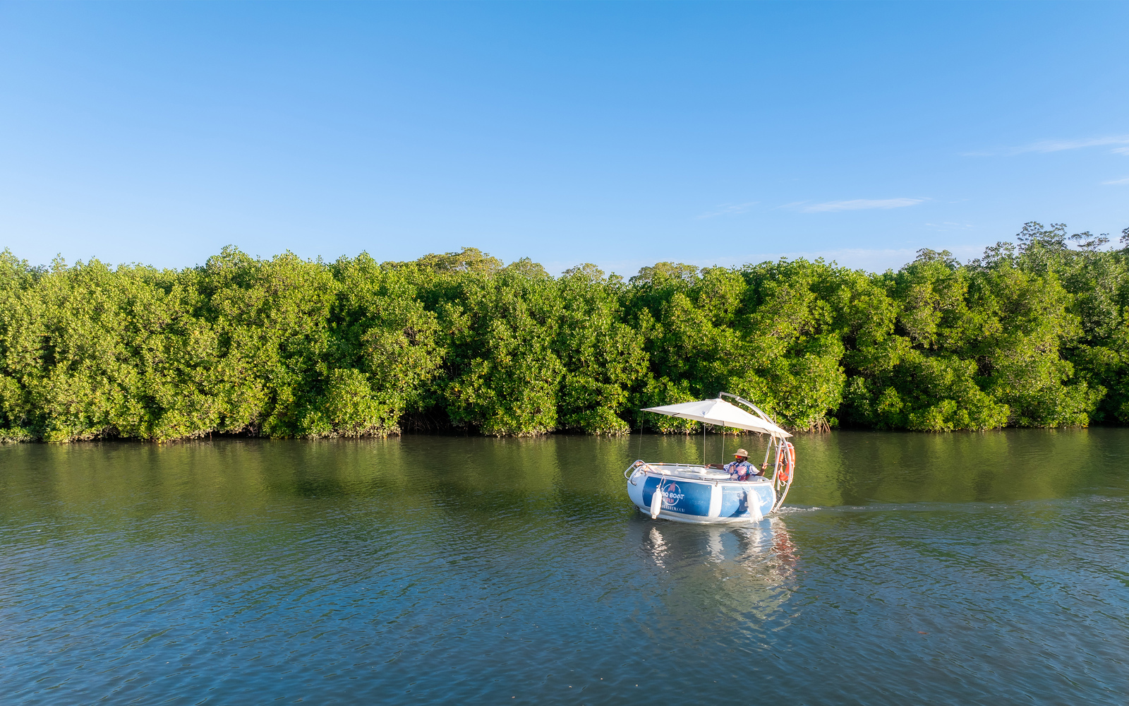 搭乘環保電動船，在丹娜努湛藍的海域上航行，同時享受燒烤美食