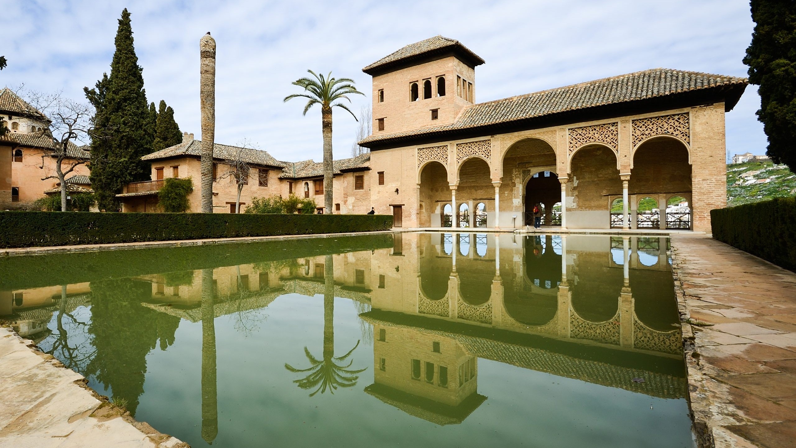 按照自己的步調，探索皇家庭院、精緻雕刻和數百年的歷史。