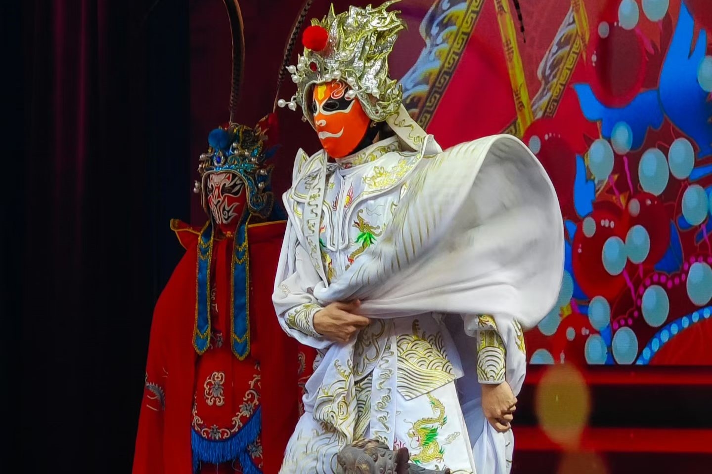 臺上唱唸做打，臺下茶香嫋嫋，百年古建為幕，星月作燈