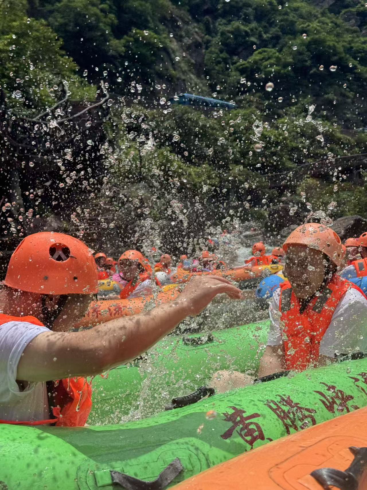 漂流打水仗名場面！水花四濺間，遊客們戴著頭盔、穿著救生衣，在皮筏艇上互相潑水狂歡，峽谷激流中滿是歡聲笑語，夏日清涼與快樂直接拉滿