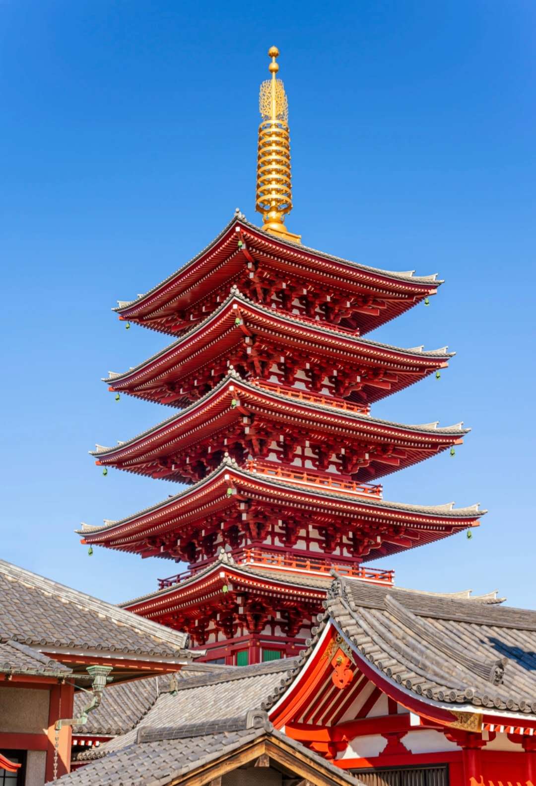 仲見世街的人形燒、本堂前的淨手禮，這才是最地道的日式參拜體驗。