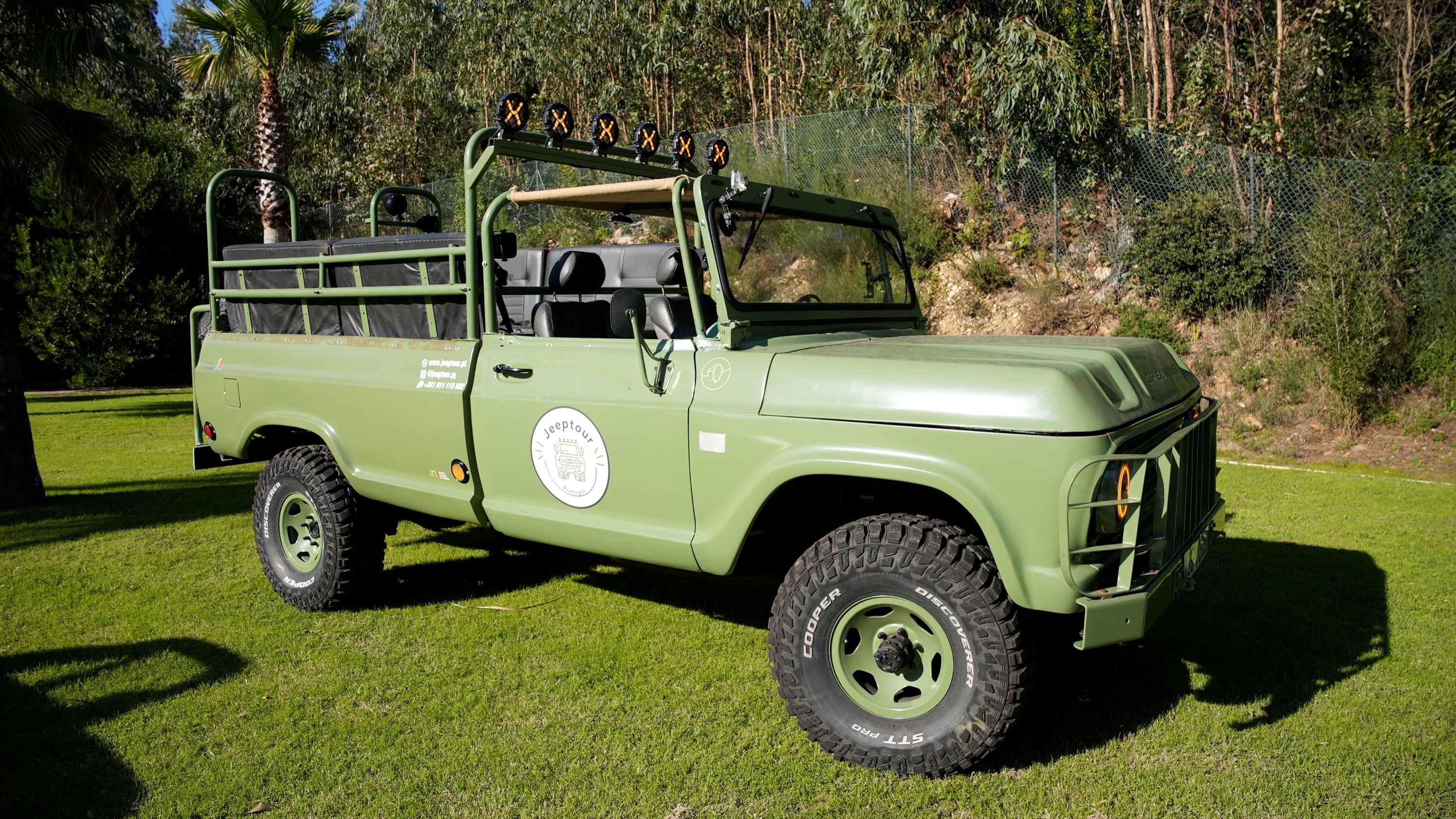 Classic Chevrolet Army Jeep up to 8 adventurers