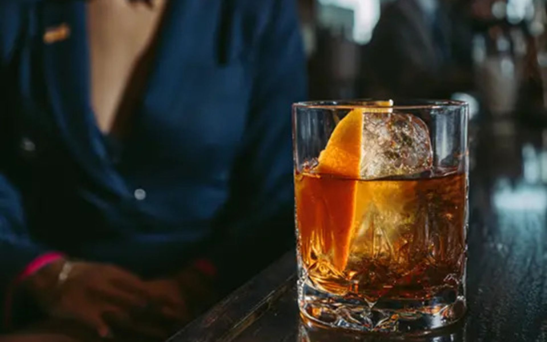 享有優先入座及頂級瓶裝服務,確保您能享受一場尊榮的單身派對。 享有優先入座及頂級瓶裝服務,確保您能享受一場尊榮的單身派對。