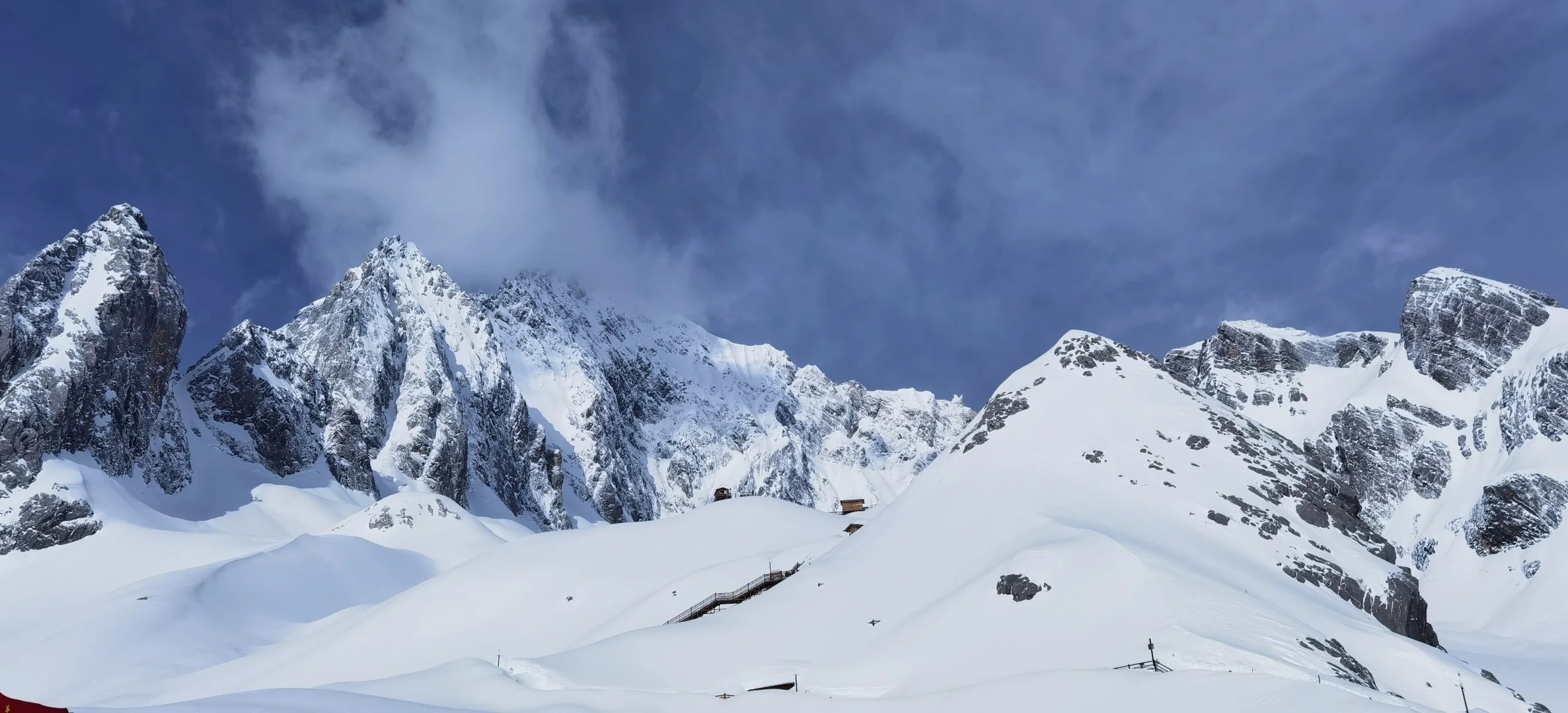 It consists of 13 snow-capped mountains. The main peak, Fanzidou, is 5,596 meters above sea level and is named after its shape that resembles a giant dragon.