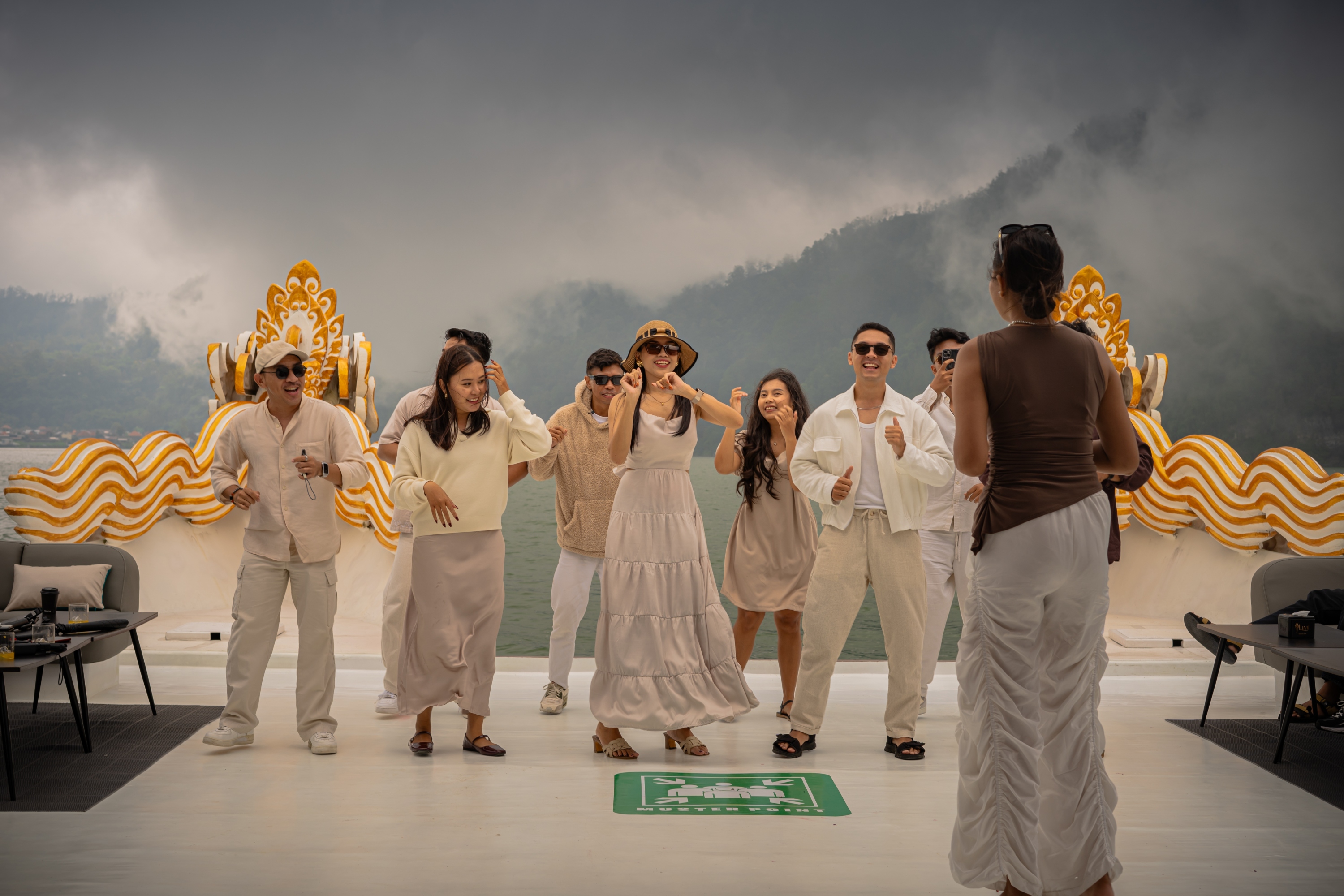 從旁觀者到舞者——在甲板上，您將加入充滿微笑和節奏的歡樂派對