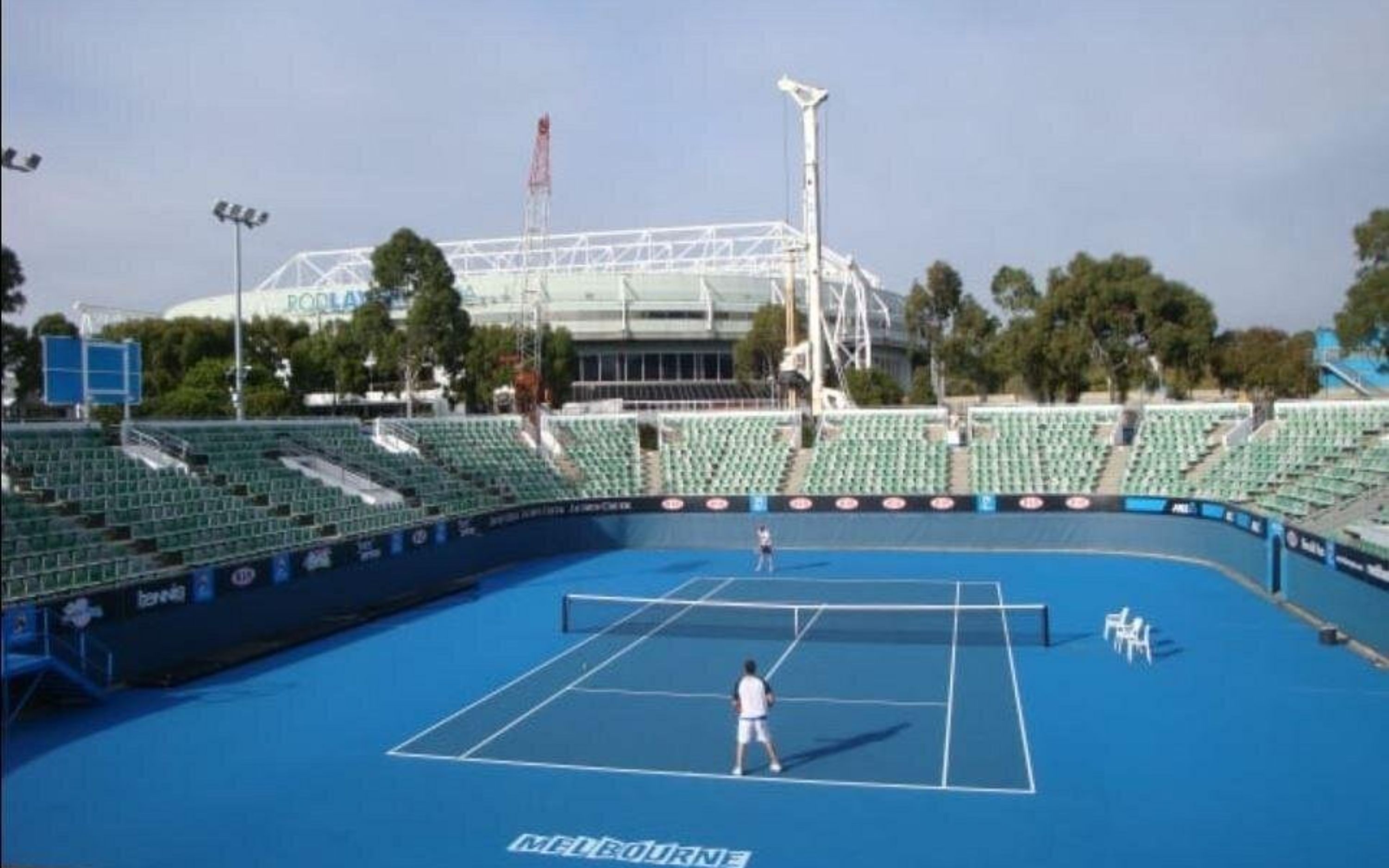 在舉辦傳奇賽事的場館體驗網球的激情