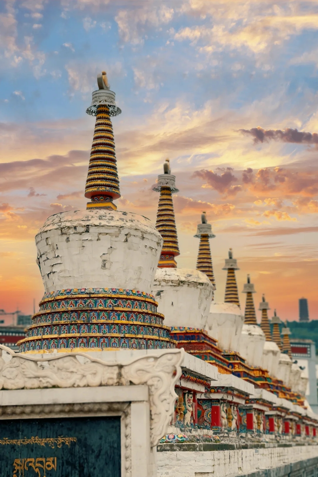 【本景點只做推薦,不包含在行程內,您可在到達日自行前往】塔爾寺是中國西北地區藏傳佛教的活動中心,酥油花、壁畫和堆繡被譽為“塔爾寺藝術三絕”,另外寺內還珍藏了許多佛教典籍和歷史、文學、哲學、醫藥、立法等方面的學術專著。每年舉行的佛事活動“四大法會”,更是熱鬧非凡。 【本景點只做推薦,不包含在行程內,您可在到達日自行前往】塔爾寺是中國西北地區藏傳佛教的活動中心,酥油花、壁畫和堆繡被譽為“塔爾寺藝術三絕”,另外寺內還珍藏了許多佛教典籍和歷史、文學、哲學、醫藥、立法等方面的學術專著。每年舉行的佛事活動“四大法會”,更是熱鬧非凡。