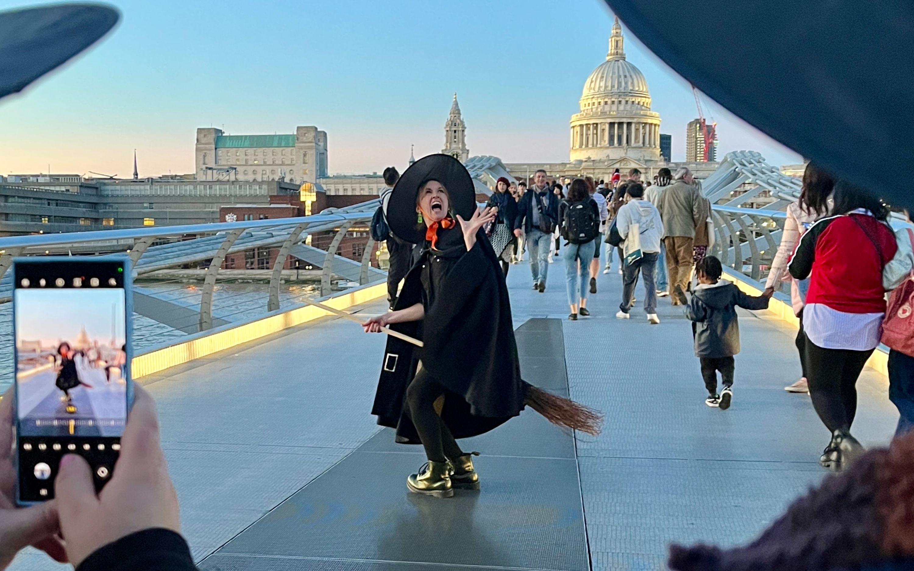 在遊覽期間與您身著戲服的巫師導遊合影留念