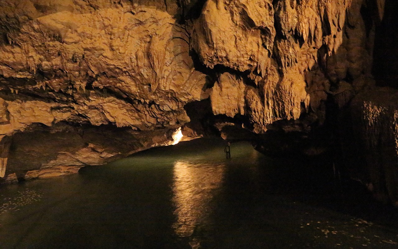 Al Hoota Cave 1-Hour Nature Tour