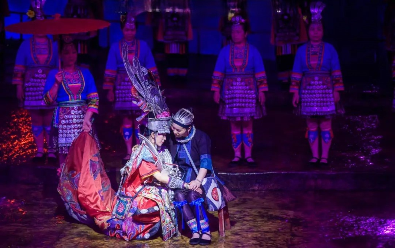 用極具感染力的表演，把坐妹文化裡的內涵、情感、民俗細節等原汁原味地展現出來，讓我們看到了侗族文化深厚的底蘊，也為民族文化的傳承做出了傑出貢獻，著實令人欽佩和稱讚