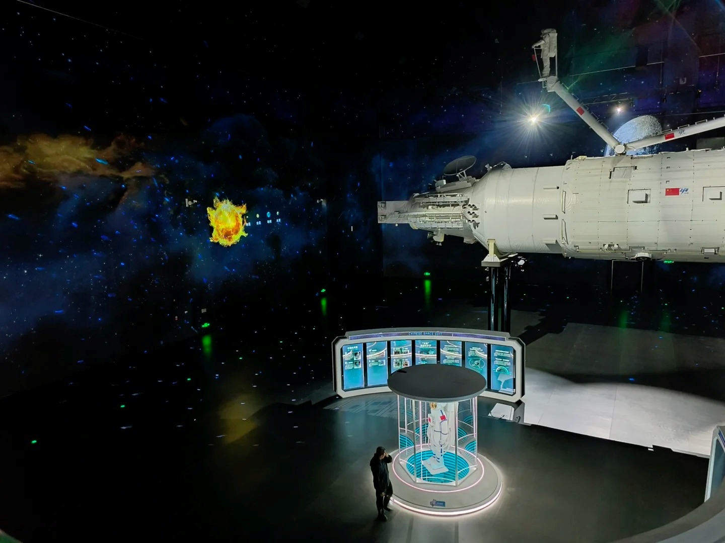 營造出模擬太空場景,用於展示航天成果、科普航天知識 ,能讓參觀者沉浸式感受太空探索氛圍與中國航天實力 營造出模擬太空場景,用於展示航天成果、科普航天知識 ,能讓參觀者沉浸式感受太空探索氛圍與中國航天實力
