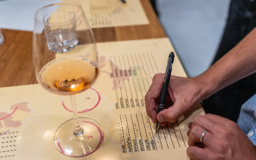 記錄每款葡萄酒的風味、產區和年份至關重要 記錄每款葡萄酒的風味、產區和年份至關重要