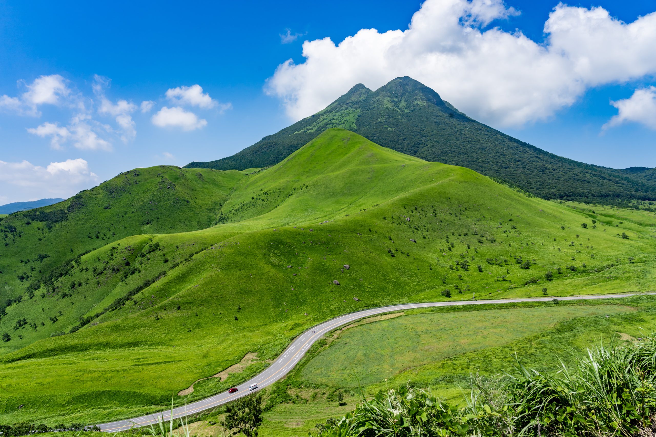 由布嶽，是日本的象徵山，位於大分縣由布市。由布山自古以來就受到人們的崇拜，被稱為“豐後富士”。春櫻秋楓，冬天偶爾可見銀白天堂，是一年四季都有眾多登山者來訪的名峰🌄