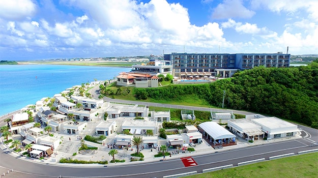 【瀨長島Umikaji Terrace】停留約50分鐘 - 純白建築配絕美海景，是近年來爆紅的沖繩小希臘，小紅書、IG打卡拍攝聖地。除了可近距離欣賞飛機起飛降路，更彙集了40多家特色咖啡店、餐飲店、伴手禮店。超人氣的「幸福鬆餅」、「塔可飯」、「吊床咖啡店」、「氾濫漢堡」都在這裡，伴手禮店「47STORE」外面還可以免費泡足湯。