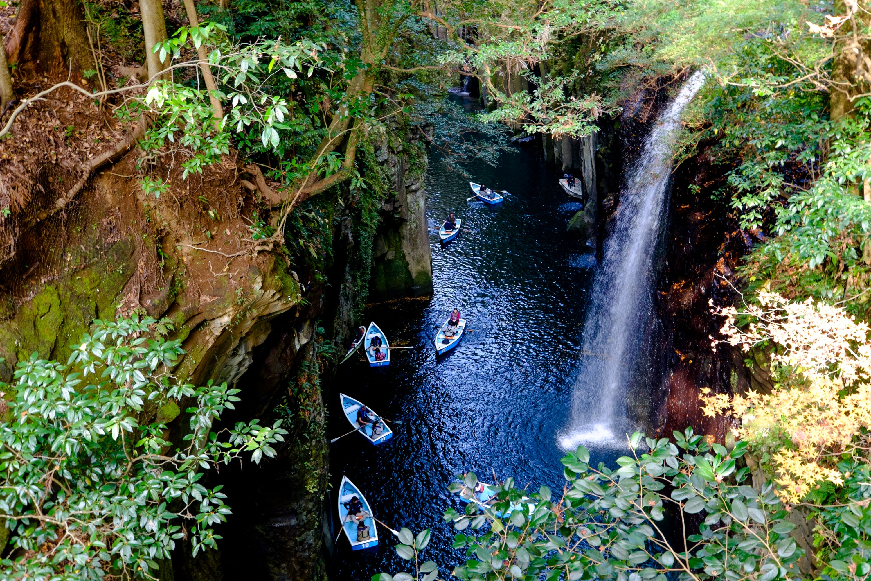 [4月至9月] 高千穗峽谷隱身於宮崎縣群山之中，是阿蘇山古老熔岩流形成的V形峽谷，景色令人嘆為觀止。