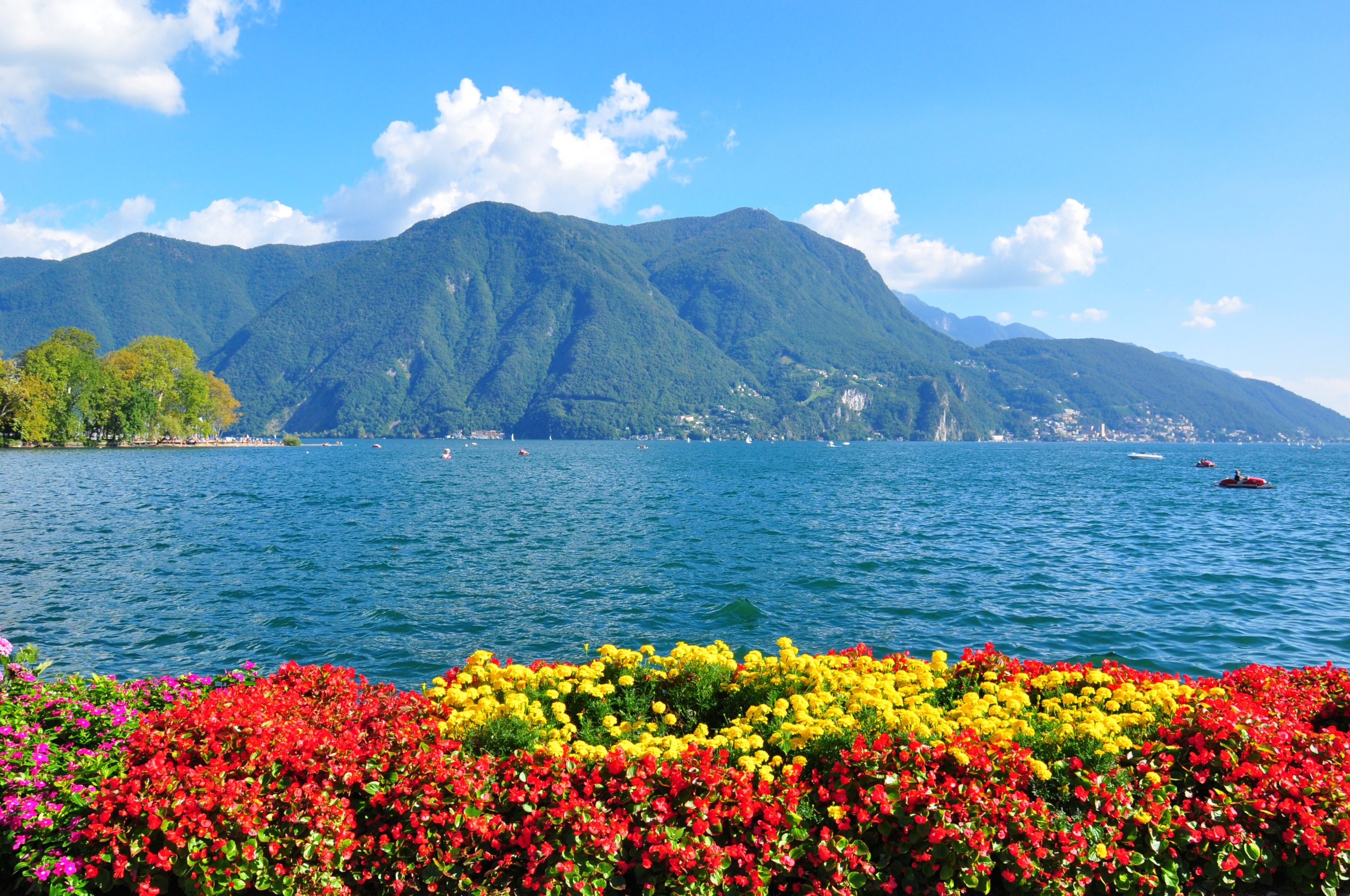 lake como view with mountains
