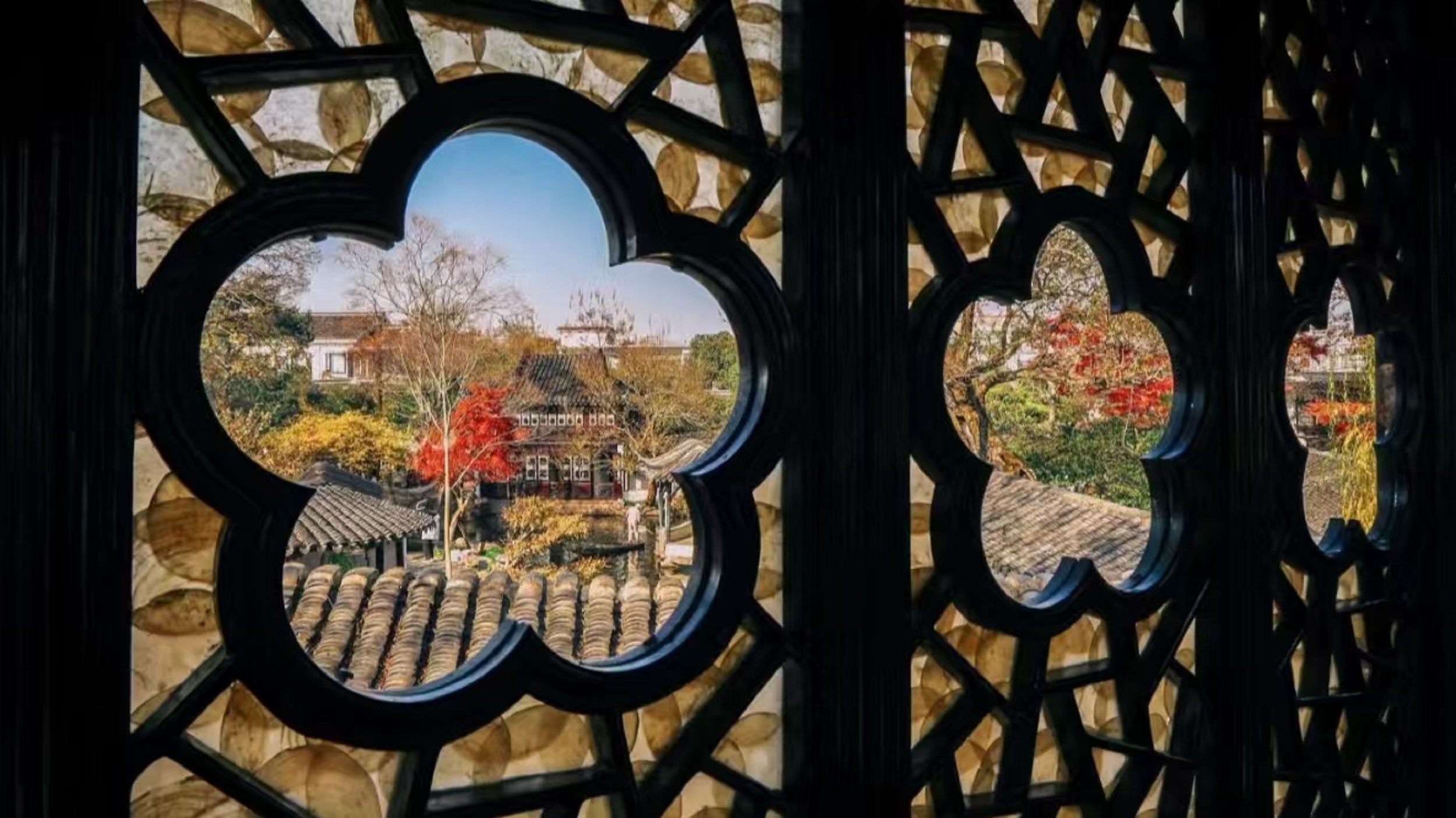 Every window and pavilion creates the Jiangnan that is popular among the people as described by the literati and poets; every step brings a new scene, and every scene is like a painting.