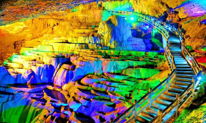 發育於 6 億年前震旦紀地層，以規模宏大、類型齊全的多層喀斯特洞穴群著稱，有 “溶洞博物館” 之譽，擁有神田、雌雄雙瀑、雄獅大廳等奇景。