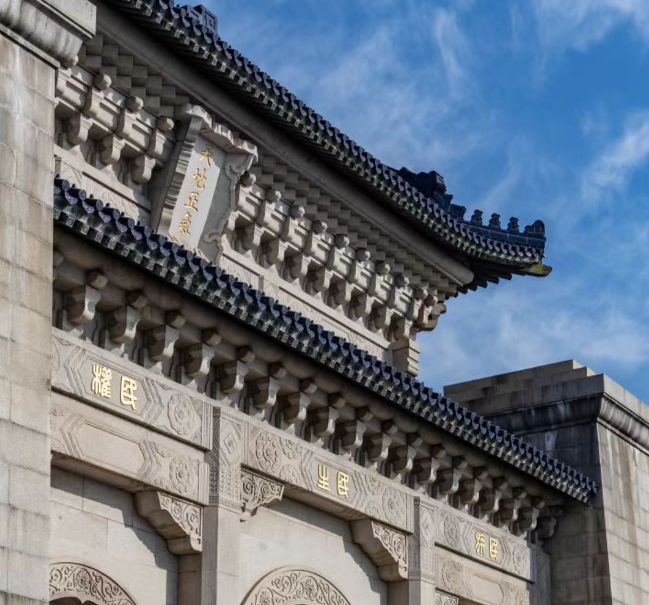 石質斗拱與卷草紋雕刻細膩,藍瓦飛簷在晴空中舒展,歷史的厚重感撲面而來 石質斗拱與卷草紋雕刻細膩,藍瓦飛簷在晴空中舒展,歷史的厚重感撲面而來