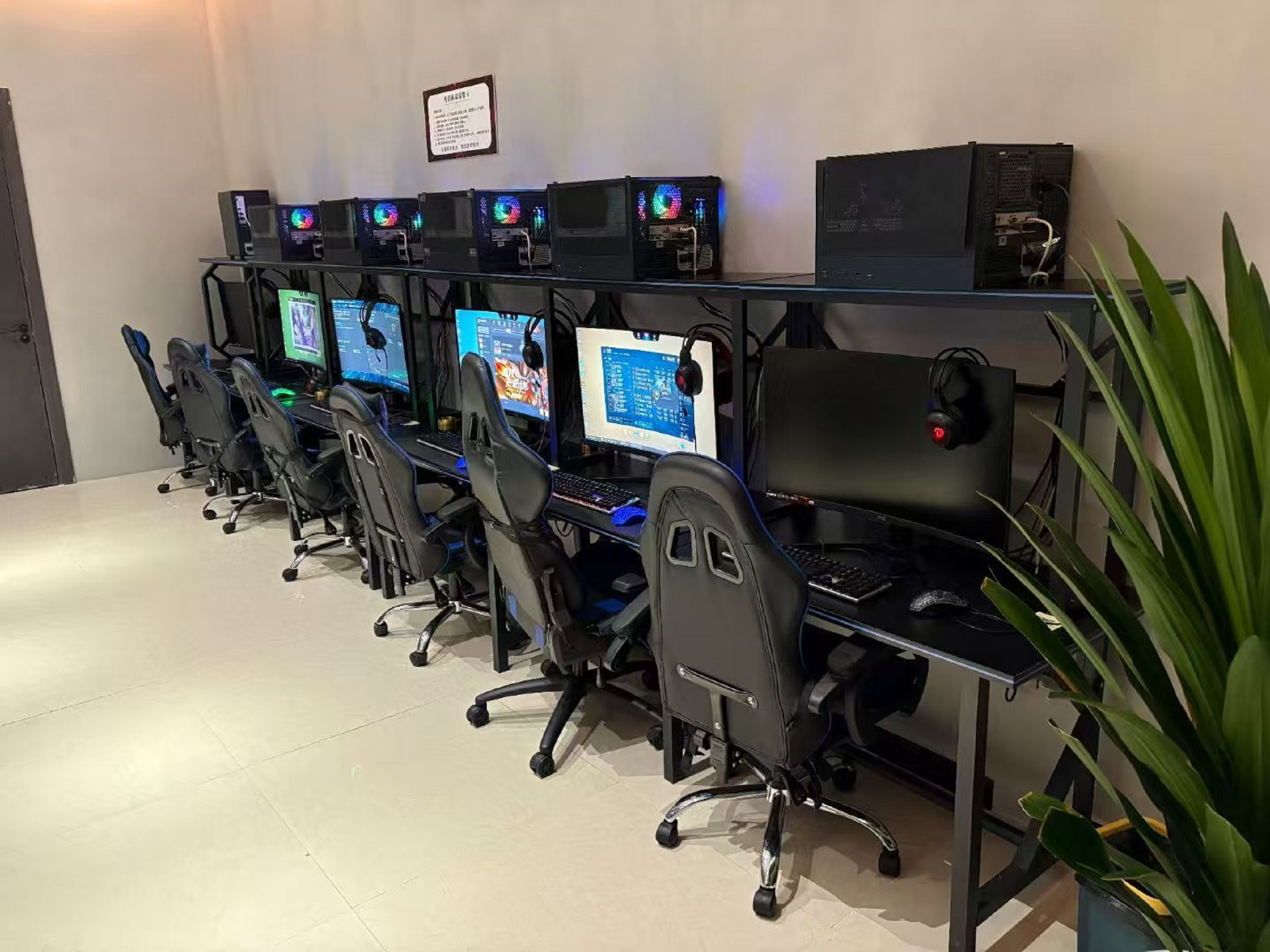 電競區一排黑色的電競椅整齊排列,彷彿隨時準備開啟一場激烈的電競對決 電競區一排黑色的電競椅整齊排列,彷彿隨時準備開啟一場激烈的電競對決