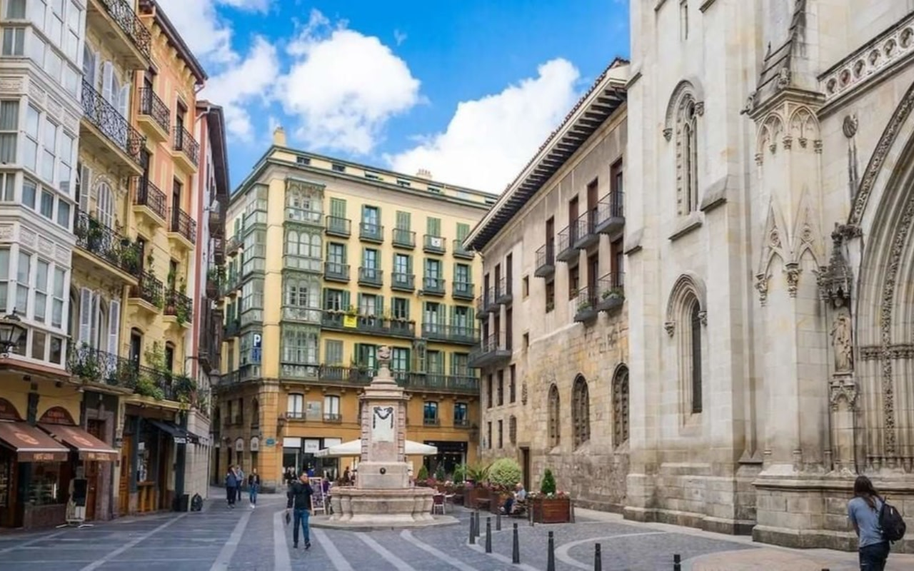 沿著風景優美的河畔小徑漫步,欣賞獨特的建築,感受畢爾包熱鬧的都市氛圍。 沿著風景優美的河畔小徑漫步,欣賞獨特的建築,感受畢爾包熱鬧的都市氛圍。