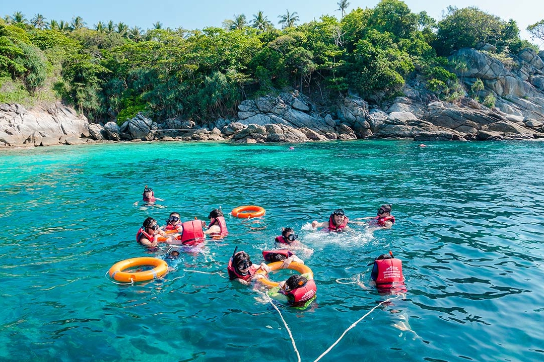 普吉珊瑚島 & 拉查島雙體船之旅（We Love Andaman提供）