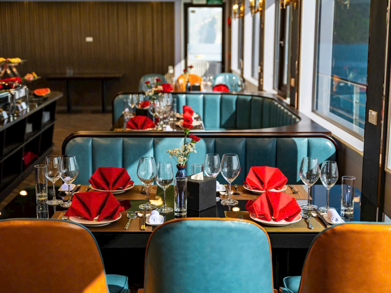 除了奢華的氛圍，我們的午餐菜單還提供一系列美味的海鮮菜餚，包括當天最新鮮的漁獲，如魚、蝦、大蝦、牡蠣和魷魚。這對於海鮮愛好者來說是一大亮點。