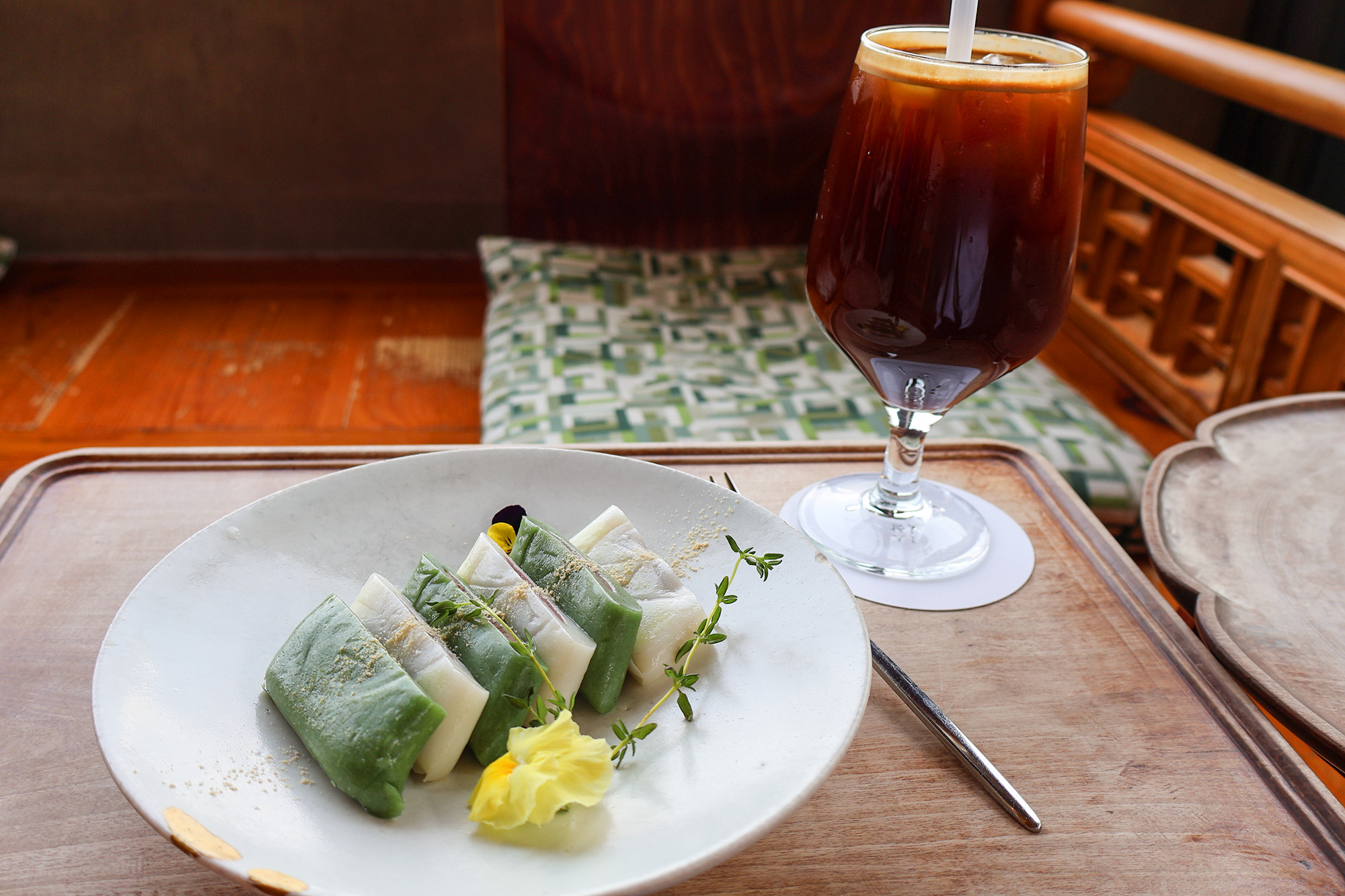 （咖啡及小食不包括在套餐內。請另行購買。）