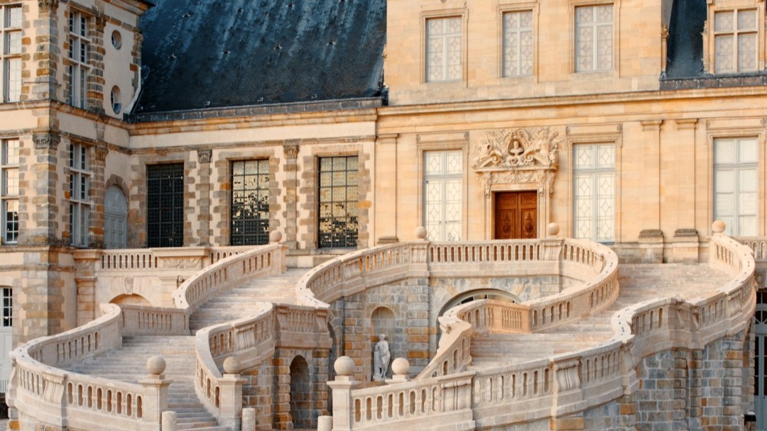 Fontainebleau Palace: Stroll through the elegant and tranquil palace gardens and experience the harmonious coexistence of the royal family and nature