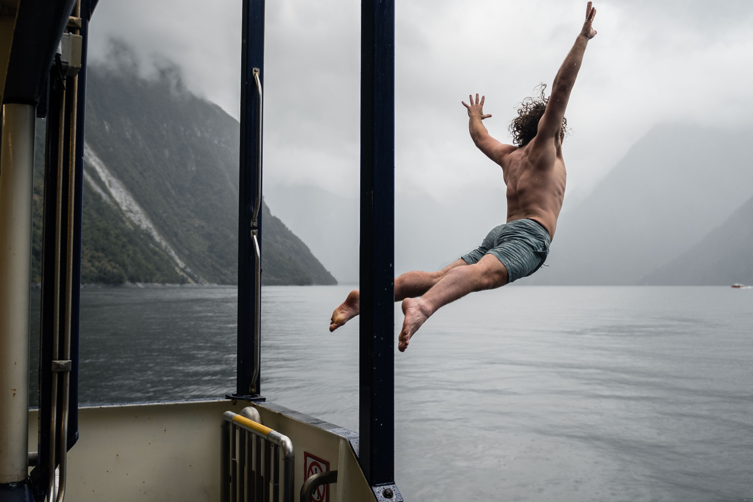 米爾福德峽灣 (Milford Sound) 水手號過夜遊船和皮划艇體驗