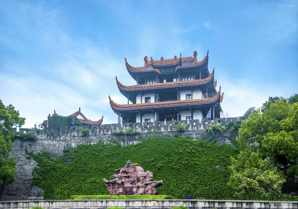 [Near May First Square] Elegant Hotel Package near May First Square and Helong Stadium, Changsha