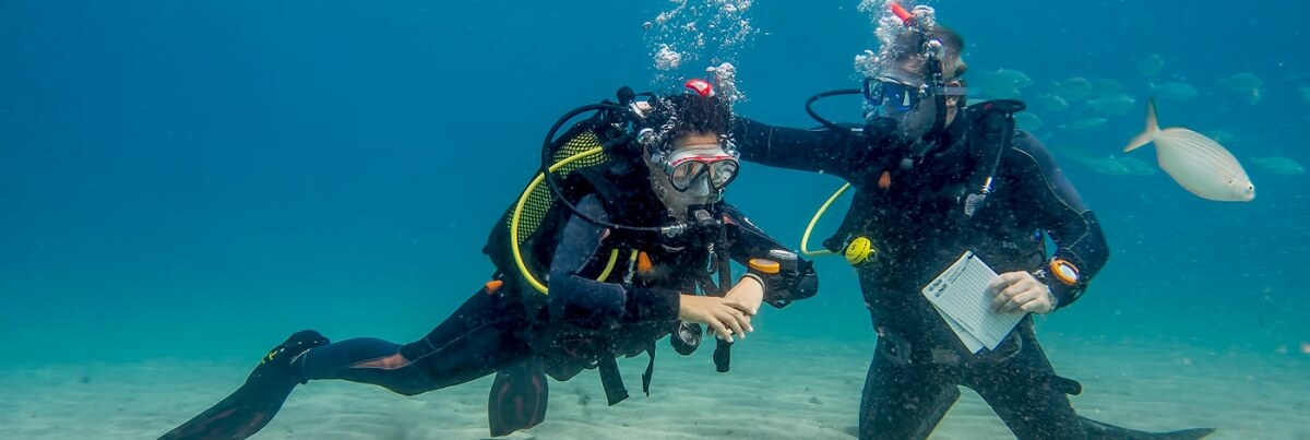 蘭薩羅特島的水下王國：PADI 5* 中心的開放水域潛水員