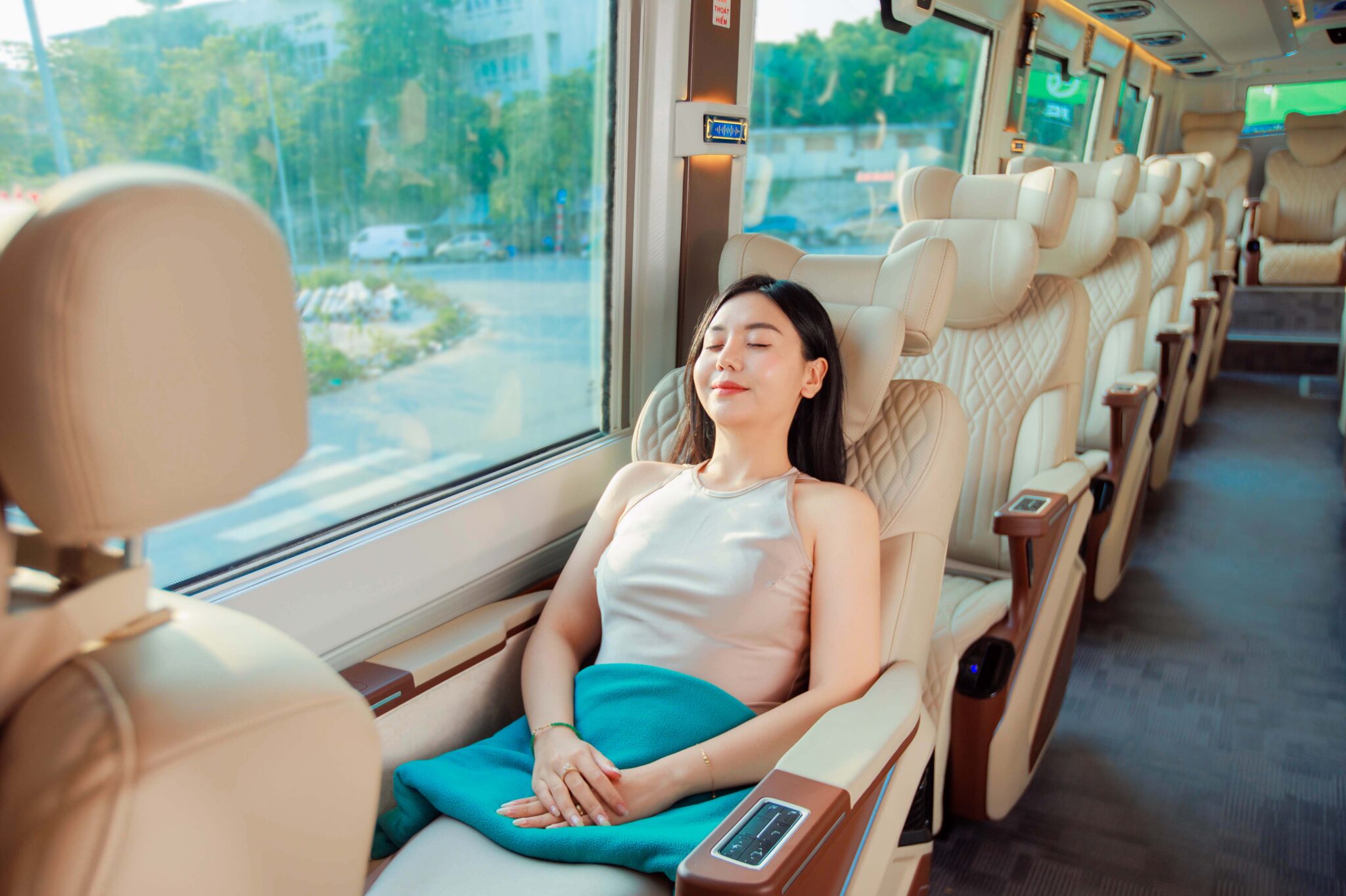 28 人座豪華巴士