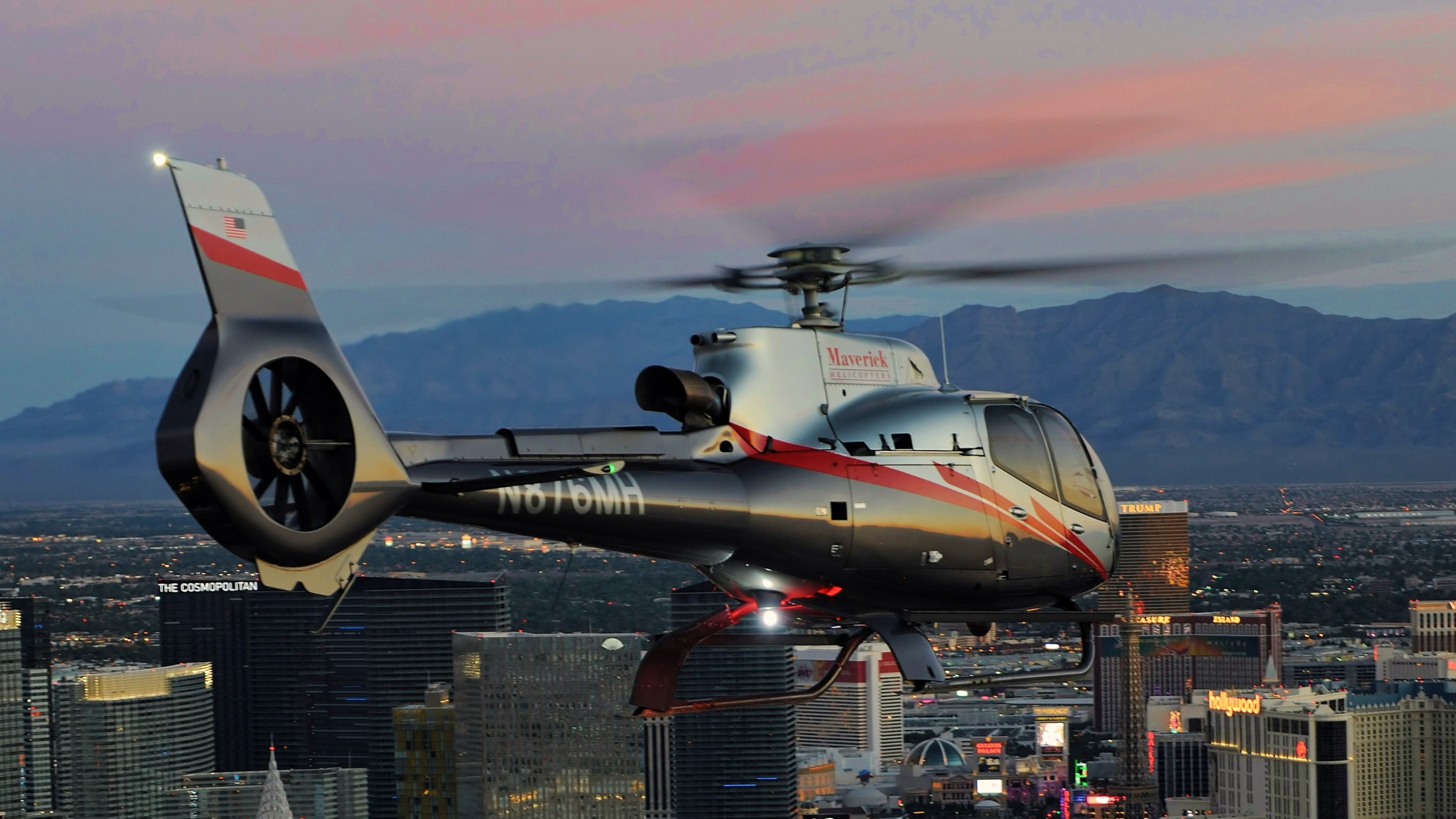 搭乘直升機，從高空將拉斯維加斯賭城大道璀璨夜景盡收眼底