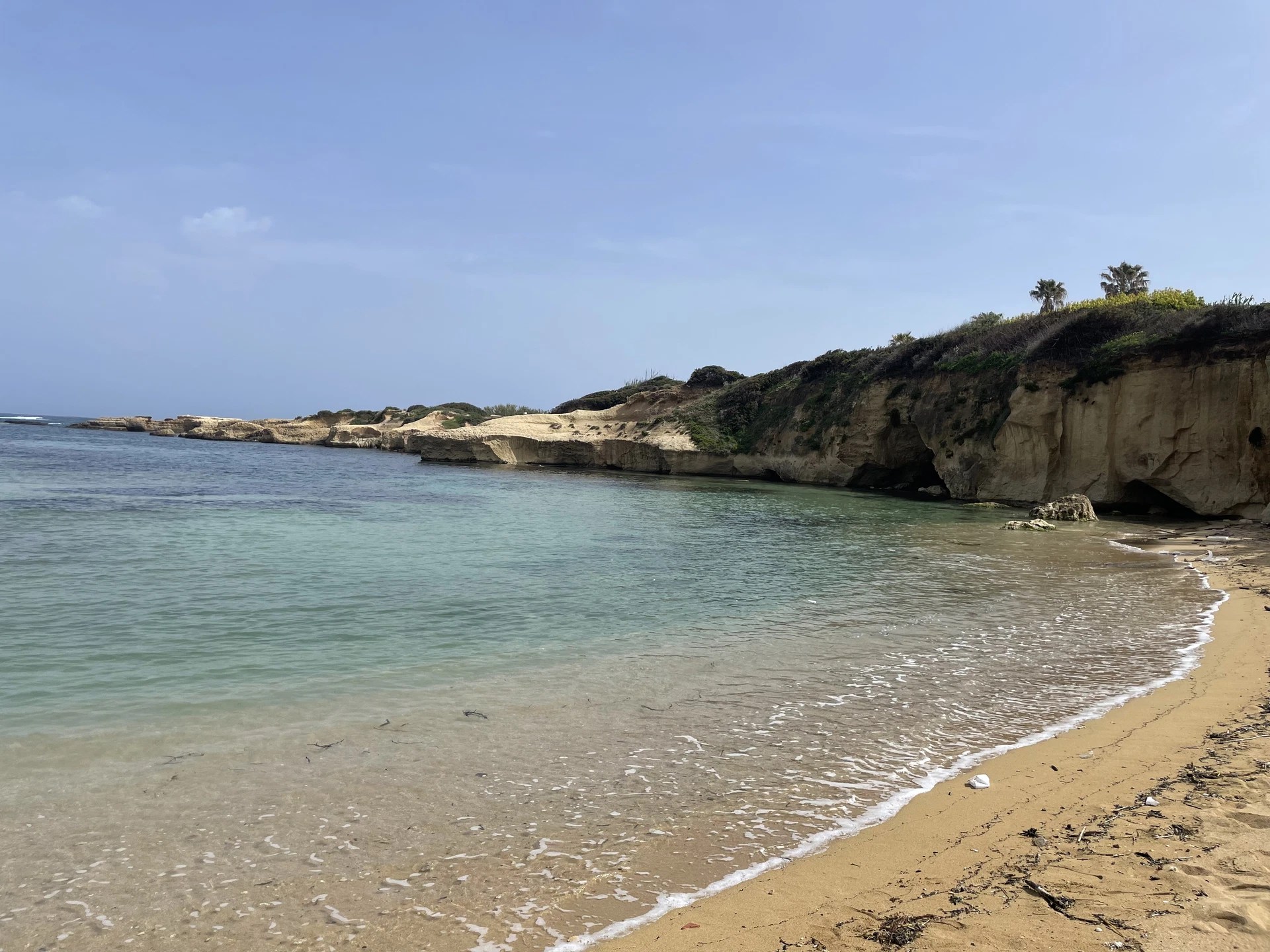 在米娜雷特海灘 (Minaret Beach) 原始純淨的沙灘上放鬆身心，盡情享受錫拉庫薩 (Syracuse) 附近清澈見底的海水。