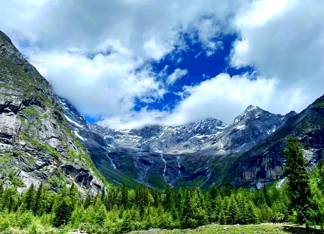 雙橋溝是四姑娘山最美麗的一條溝,溝內主要以雪峰、牧場、草地、森林等為主,漫步溝內,可體驗到真正的牧區風光。主要景點有陰陽穀、獵人峰、日月寶鏡和五色山等。 雙橋溝是四姑娘山最美麗的一條溝,溝內主要以雪峰、牧場、草地、森林等為主,漫步溝內,可體驗到真正的牧區風光。主要景點有陰陽穀、獵人峰、日月寶鏡和五色山等。