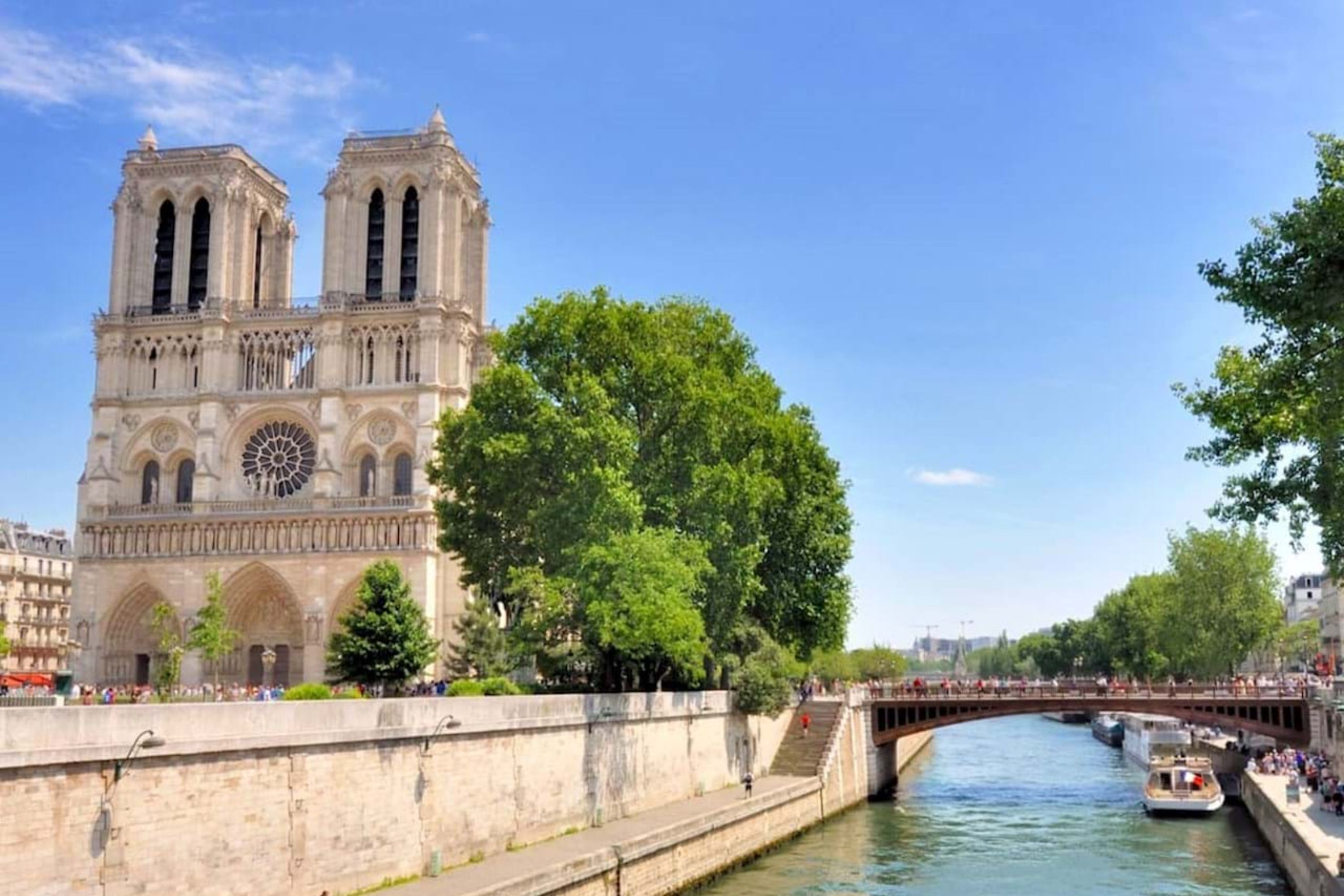 Notre Dame Island Tour with Entry to Sainte-Chapelle in Paris