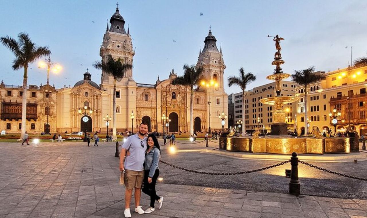 夜訪利馬歷史中心，在燈火輝煌的街道上，感受殖民時期的迷人魅力與豐富文化底蘊。