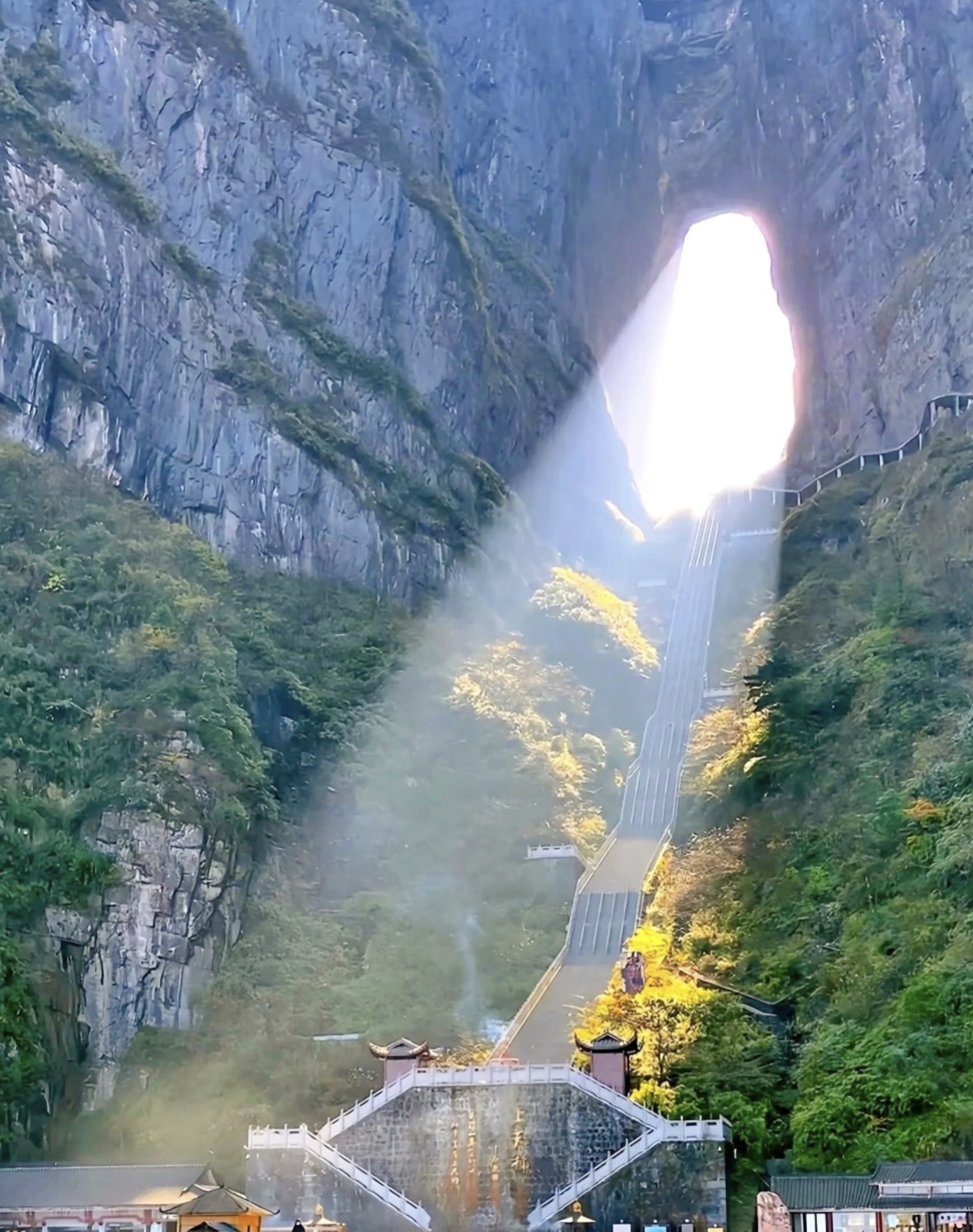 絕壁之上的天門洞，是世界海拔最高的天然穿山溶洞。999 級上天梯陡峭挺拔，五緩四陡間步步登高，雲霧繚繞時，恰似通往天界的仙階。