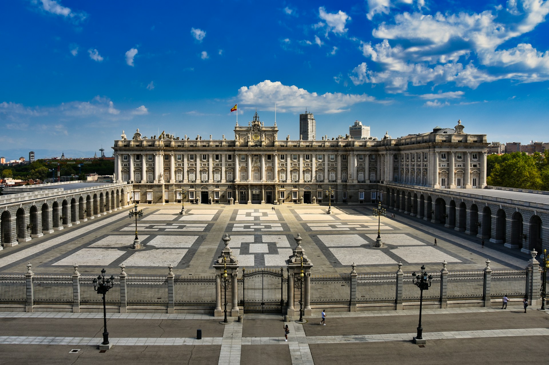 Guided tour of Royal Palace Madrid (CN, KR, EN)