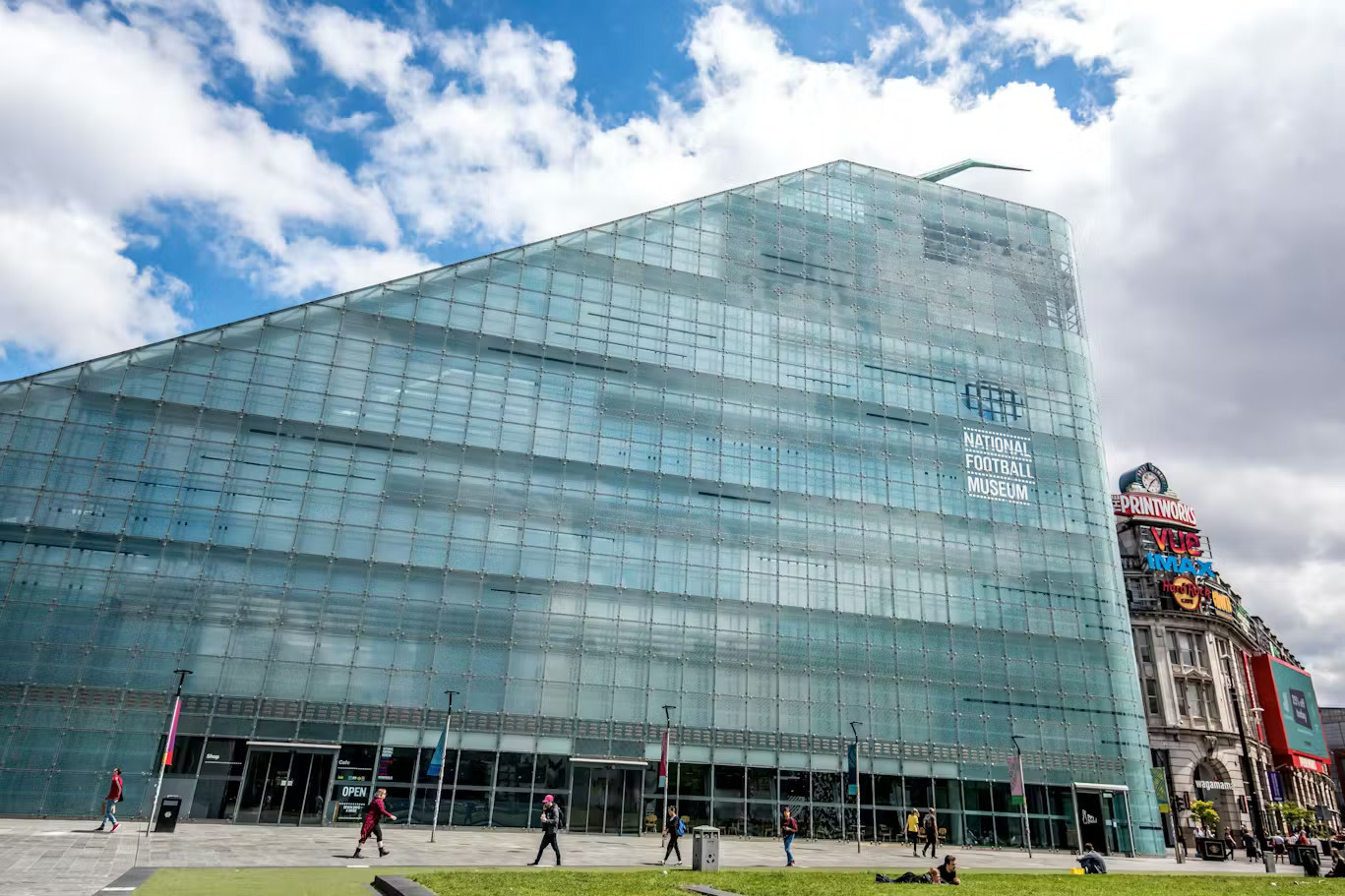 在國家足球博物館的互動展區，探索足球的輝煌歷史。