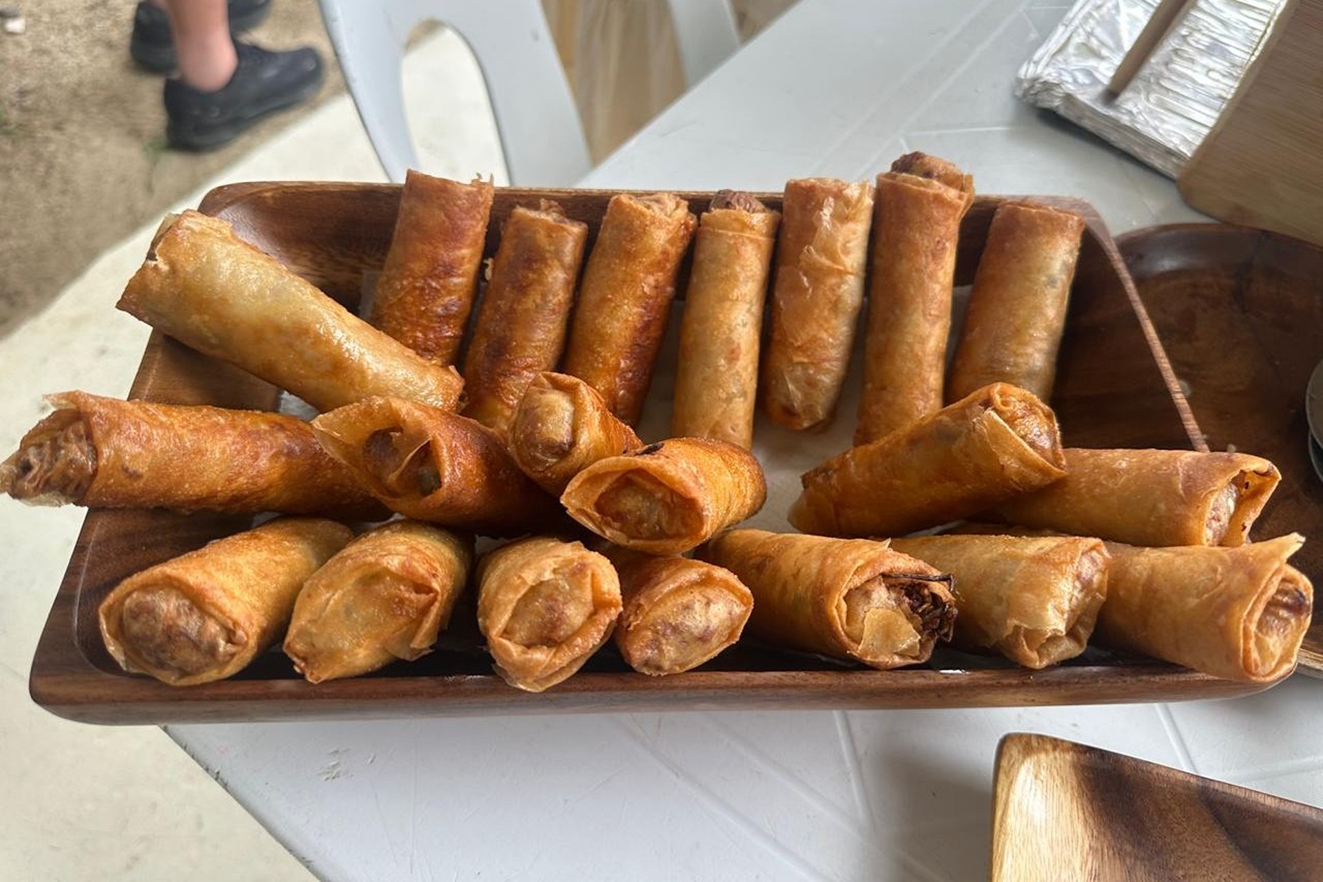 學習道地的烹飪方式，親手製作經典菲律賓菜餚：雞肉阿斗波、美味潤餅和健康蔬菜燉肉。